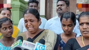 கரூர் பிரச்சாரத்தில் இறந்த பெண்ணின் குழந்தையை! பணத்துக்காக தூக்கிச் சென்ற தந்தை! பாட்டி கண்ணீர்