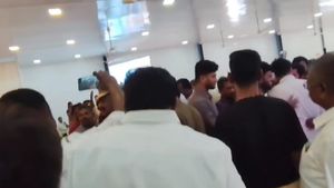 தேனி அருகே கல்குவாரி.. ஆட்சேபனை தெரிவித்தவரை அடிக்க பாய்ந்த குவாரி ஆதரவாளர்கள் 