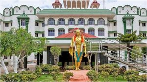 அரசு நிலத்தில் முருகன் சிலையும் வேண்டாம்.. சிலுவையும் வேண்டாம்.. ஹைகோர்ட் நீதிபதிகள் சொன்ன கருத்து!