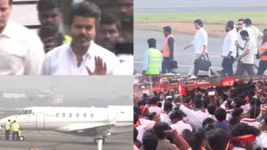 கரூர் சம்பவத்திற்கு பின் முதல் கூட்டம்! ஈரோடுக்கு 11 மணிக்கு வந்தடைந்தார் விஜய்