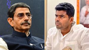 அவசர அவசரமாக டெல்லி போன ஆளுநர் ரவி.. ஏற்கனவே கேம்ப் போட்டு காத்திருக்கும் அண்ணாமலை! என்னமோ நடக்குது? 