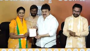  பாஜகவில் இணைந்த விஜயகாந்த், சரத்குமார் பட நடிகை! தெலுங்கானா அரசியலில் குதித்தார்!