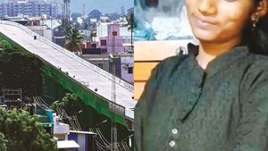 கோவை பீளமேட்டில் வந்து போன காதலன்..  தனியார் விடுதியில் இளம் பெண் இருந்த கோலம் 
