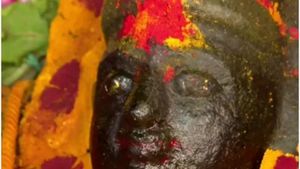 கோவையில் அம்மன் சிலையை உற்று பார்த்த பெண்ணுக்கு காத்திருந்த ஆச்சரியம்! கோயிலில் மக்களுக்கு சர்ப்ரைஸ்