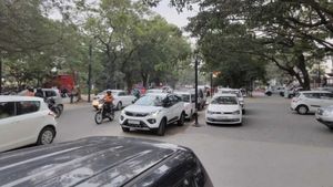 எல்லாம் டெக்னாலஜி.. நாடு முழுக்க கடுமையாகும் சாலை விதிகள்.. வாகன ஓட்டிகளுக்கு வைக்கப்படும் செக்! 