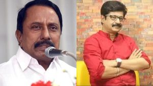 முதல் பாலே சிக்ஸர் விளாசிய செங்கோட்டையன்.. தவெகவில் இணைந்த பிரபல நடிகர்