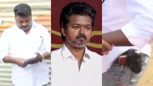 விஜய் கூட்டத்திற்குத் துப்பாக்கியுடன் வந்த ஆசாமி.. புதுச்சேரியில் தவெக கூட்டத்தில் திடீர் பதற்றம் 