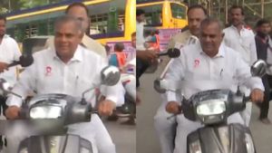  விஜய் பொதுக்கூட்டத்துக்கு டூவீலரில் வந்த புஸ்ஸி ஆனந்த்.. ஹெல்மெட் இல்லாமல் பரபர என்ட்ரி!