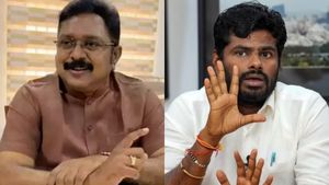 டிடிவிக்கு விருந்து தந்த அண்ணாமலை.. அந்த நேரம் வந்த போன்.. இரவே டெல்லி பறந்தது ஏன்? பரபர பின்னணி 