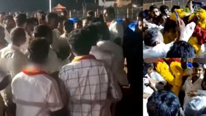புஸ்ஸி ஆனந்த் முன்பே.. ஈரோட்டில் தவெகவினர்  மோதல்.. மாலையை தூக்கி வீசியதால் பெரும் பரபரப்பு 