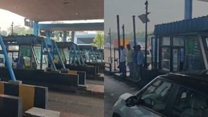 ஈரோடு சுங்கச்சாவடியில் கட்டணமே இல்லை.. விஜய் வருகையால் வாகன ஓட்டிகளுக்கு இன்ப அதிர்ச்சி