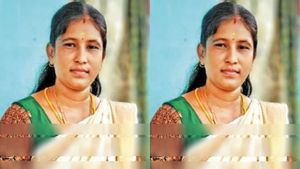  ஹேர் கலரிங் தலைமுடியுடன் நின்ற மகள்.. திருச்சி பெண் அரசியல்வாதி ஜெயந்தியா இது? யாருமே எதிர்பார்க்கல