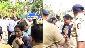 தள்ளுமுள்ளுவில் ஏழு பவுன் தங்க தாலி செயின் பறிபோனது... கண்ணீர் விட்டு அழுத பெண் சப் இன்ஸ்பெக்டர் 