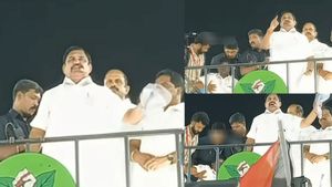 எடப்பாடி பேசும்போதே.. பக்கத்தில் சட்டென சரிந்த முக்கிய பிரமுகர்.. அதிமுக பிரச்சாரத்தில் பதற்றம் 