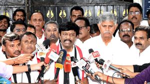 “செங்கோட்டையன் துரோகி”.. அதிமுகவில் இணைந்த செங்கோட்டையனின் அண்ணன் மகன் பரபர குற்றச்சாட்டு!