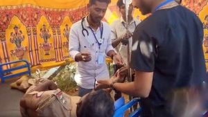 விஜய் கூட்டத்தில் பாதுகாப்பு பணியில் ஈடுபட்ட எஸ்.ஐ திடீர் மயக்கம்.. உடனே பறந்த ஆம்புலன்ஸ்!
