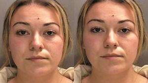 இங்கிலாந்து ஜெயிலில் பெண் அதிகாரியின் தகாத உறவு.. காதலில் விழுந்த கைதி.. அதுக்கு இப்படியா நடக்கணும்