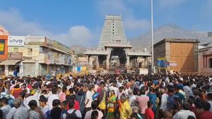 திருவண்ணாமலையில் குவிந்த பக்தர்கள் கூட்டம்.. 6 மணி நேரம் காத்திருந்து சாமி தரிசனம்!