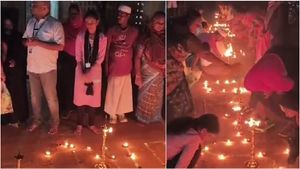 தஞ்சாவூரில் இந்துக்களுடன்.. கார்த்திகை தீபம் ஏற்றி.. ஒற்றுமையை பிரதிபலித்த இஸ்லாமியர்கள்! 
