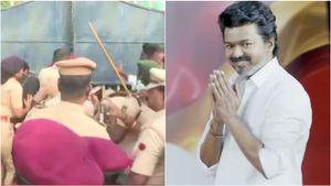 இந்தா புதுச்சேரியிலும் ஆரம்பிச்சிட்டாங்கல்ல.. விஜய்யை பார்க்க முண்டியடித்த தொண்டர்கள்! போலீஸ் தடியடி