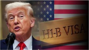 H-1B விசா விண்ணப்பதாரர்களே உஷார்.. டிரம்ப் போட்ட உத்தரவு! இன்று முதல் அமலாக்கும் அமெரிக்கா!