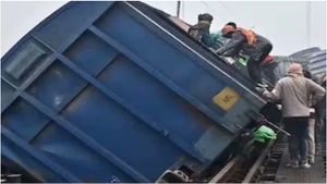 ஆற்றில் பாய்ந்த சரக்கு ரயில்.. 10 பெட்டிகள் கவிழந்து விபத்து! ரயில் போக்குவரத்து பாதிப்பு