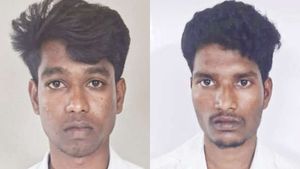 கும்பகோணம் அரசு பள்ளி ஆசிரியர் ஆசிரியை நெருக்கம்.. மாணவர்களிடம் சிக்கிய எல்லை மீறிய படங்கள் 