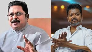 ’வெயிட் அண்ட் சீ’ விஜய் தலைமையில் மெகா கூட்டணி.. அதிமுகவில் வீழும் விழுதுகள்! டிடிவி சொன்ன மெசேஜ்!