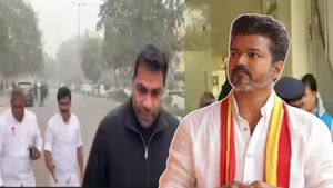 பிடியை இறுக்கும் சிபிஐ! உளறிக் கொட்டிய டிரைவர்.. குறுக்கே புகுந்த ஆதவ் அர்ஜுனா! போனை போட்ட விஜய்