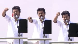 தம்பி இறங்குப்பா.. சொன்னா கேளு! ஈரோட்டிலும் கம்பத்தில் ஏறிய தம்பிகள்! டென்ஷனான விஜய்