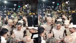 திருப்பரங்குன்றம்: கோர்ட் உத்தரவு பிறப்பித்தும் அனுமதி மறுப்பது ஏன்? போலீஸ் தரப்பு சொல்வது என்ன? 