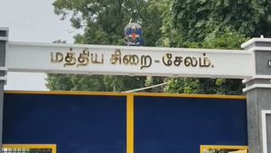 சேலம் மத்திய சிறையில் சாக்கடையில் பிளாஸ்டிக் கவரில் என்ன அது? யார் அந்த கைதி? தீவிர விசாரணை
