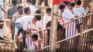 இது மட்டும் மாறலயே.. விஜய் பிரச்சாரக் கூட்டத்தில் தடுப்புகளை தாண்டிக் குதிக்கும் தவெக தொண்டர்கள்!