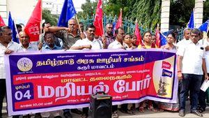 பழைய ஓய்வூதிய திட்டத்தை உடனே அமல்படுத்துங்க.. திருப்பூர் உட்பட தமிழகத்தை ஸ்டன் ஆக்கிய அரசு ஊழியர்கள்