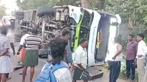 தடுப்பு சுவரில் மோதி கவிழ்ந்த ஆம்னி பஸ்.. 40 பயணிகள் படுகாயம்.. நாகர்கோவில் - நெல்லை சாலையில் கோர விபத்து 