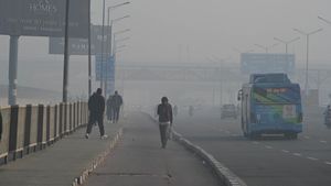 மூச்சு முட்டும் டெல்லி.. புகை மண்டலமான தலைநகர்! காற்று மாசால் மக்கள் அவதி.. விமான சேவைகள் பாதிப்பு 