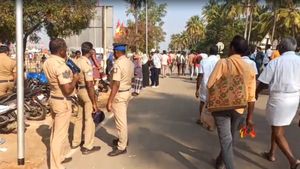 இதென்ன புதுசா இருக்கே! ஈரோடு தவெக கூட்டத்தில் மரத்திற்கு மரம் போலீஸ் பாதுகாப்பு!