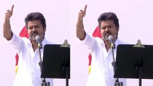 சொன்னார்களே.. செய்தார்களா.. திமுகவின் தேர்தல் வாக்குறுதியை சுட்டிக்காட்டி பாயிண்ட் பாயிண்டாக விளாசிய விஜய்