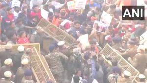 வங்கதேச தூதரகம் டெல்லியில் முற்றுகை.. விஸ்வ ஹிந்து அமைப்பினர் - போலீஸ் தளளுமுள்ளு - பரபரப்பு