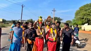 விஜய் முதலமைச்சராக வேண்டி நேர்த்திக்கடன்.. அலகு குத்தி 3 கி.மீ நடந்து சென்று வழிபட்ட தவெக தொண்டர்!