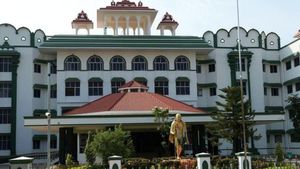 கரூர் கோயில் குடமுழுக்கு விழாவில் சமஸ்கிருதத்துக்கு இணையாக தமிழ் பாசுரங்கள் ஓத ஐகோர்ட் கிளை உத்தரவு!