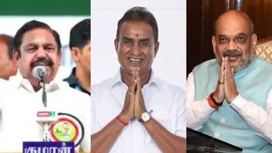 சேலத்தில் எடப்பாடி.. திருச்சியில் அமித்ஷாவுடன் மீட்டிங்  போட்ட அதிமுக மூத்த தலைகள்! என்ன நடந்தது?