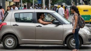 நிர்வாணமாக கார் ஓட்டிய நபர்.. பெண்ணை பார்த்ததும் செய்த செயல்.. அலறிய பெங்களூர்