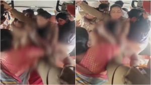 ஆடைகளை கழற்றி காவலரை கடித்த பாஜக பெண் நிர்வாகி! கைது செய்ய போன இடத்தில் களேபரம்! பெங்களூரில் பரபர
