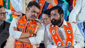 உடையும் பாஜக கூட்டணி? விட்டு கொடுக்காத ஷிண்டே.. மீண்டும் பரபரப்பாகும் மும்பை! நொடிக்கு நொடி குழப்பம்