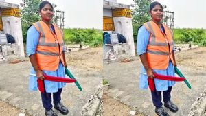தஞ்சாவூரில் இளம்பெண் கேட் கீப்பரின் அசத்தல்.. ரயில் வந்துக்கிட்டே இருக்கு.. கேட்டை திறக்க முடியாது