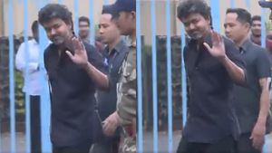 சிரித்தபடியே கை ஆட்டிய விஜய்.. அதென்ன கையில் 