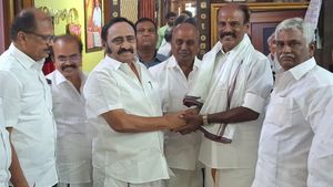 திமுகவுக்கு தாவிய அதிமுக முன்னாள் எம்.எல்.ஏ.. எடப்பாடி பழனிசாமியின் சொந்த மாவட்டத்திலேயே ஷாக்!