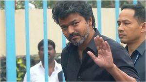 சிபிஐ விசாரணைக்கு ஃபுல் கருப்பில் ஆஜர்! விஜய், ஆதவ் அர்ஜுனாவை கவனிச்சீங்களா! 