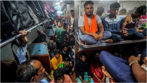 ஒவ்வொரு லீவுக்கும்.. இதே நிலைதான்! சென்னைக்கு வர.. ரயில் நிலையங்களில் முண்டியடித்த கூட்டம்! 